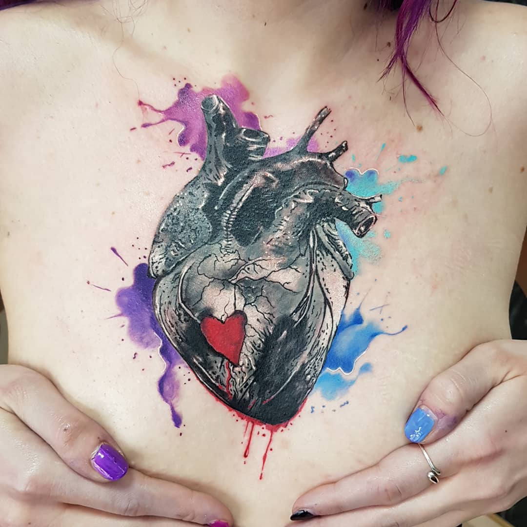 贝小姐胸前水彩写实心脏纹身图案