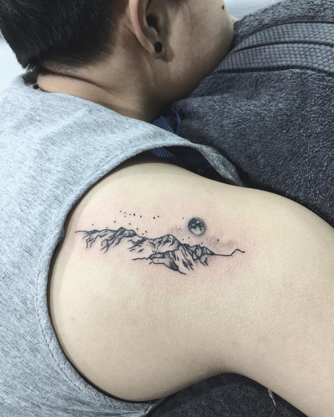 咸先生后背肩胛山峰小清新纹身图案