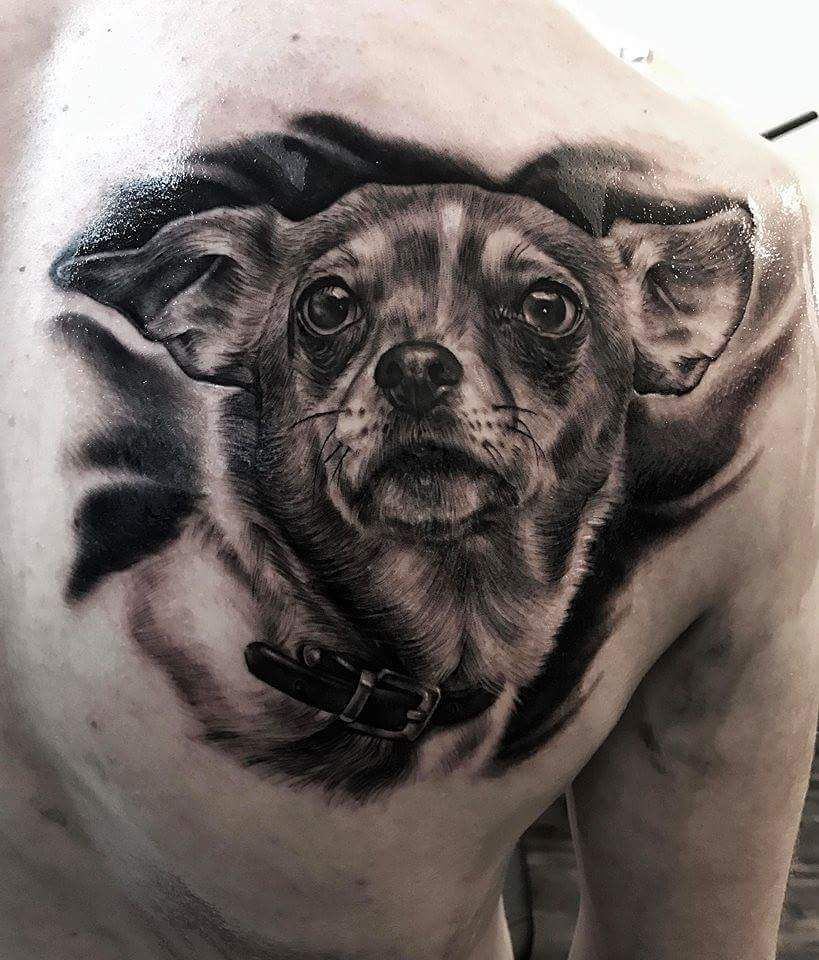 伊先生后背肩胛写实狗狗肖像纹身图案