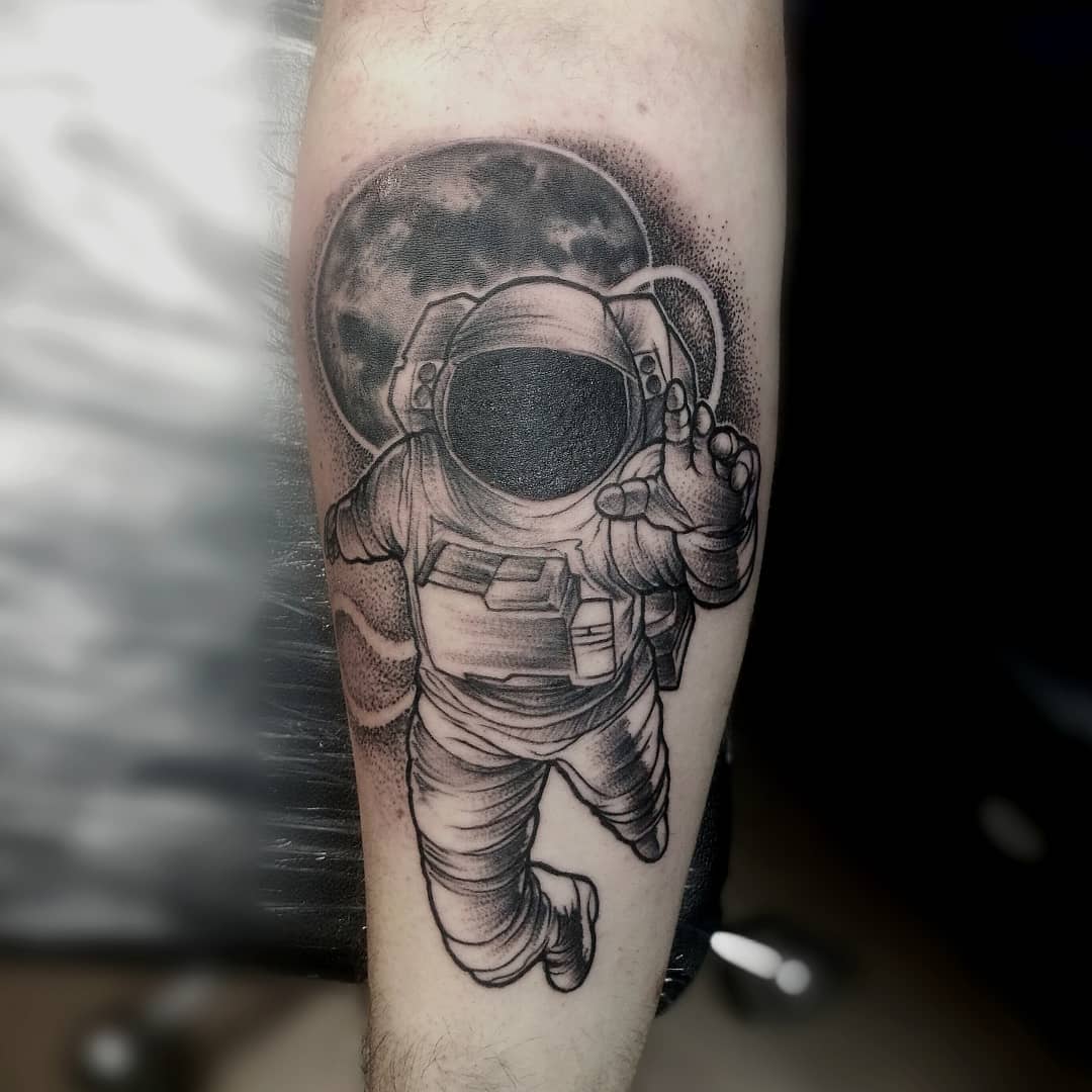 农先生小臂写实宇航员纹身图案