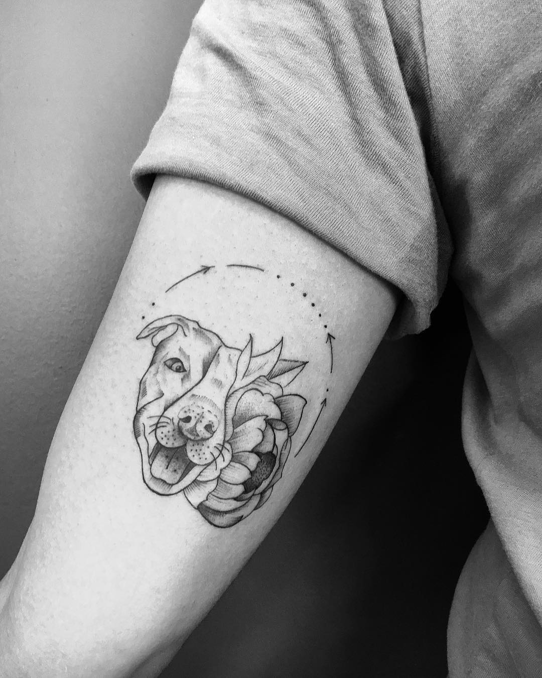 鄂先生大臂狗狗牡丹纹身图案