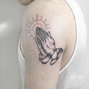 大臂祈祷之手纹身图案
