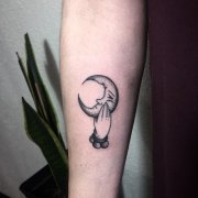 小臂手扶人脸月亮纹身图案