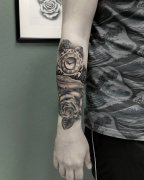小臂黑灰钟表玫瑰纹身图案