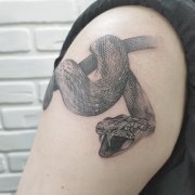 大腿写实蛇纹身图案