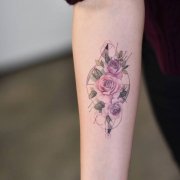 小臂彩色几何图形玫瑰纹身图案