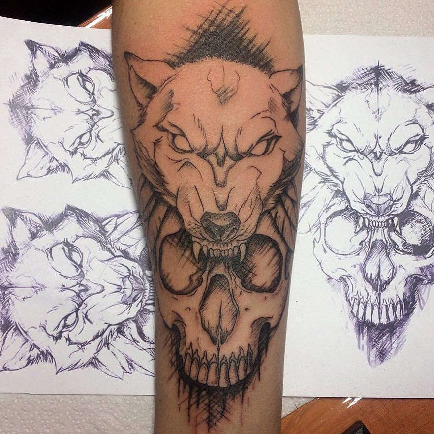 小臂黑灰骷髅狼首纹身图案
