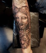小臂写实耶稣纹身图案