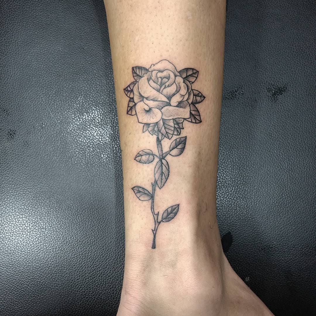 小腿黑灰玫瑰纹身图案