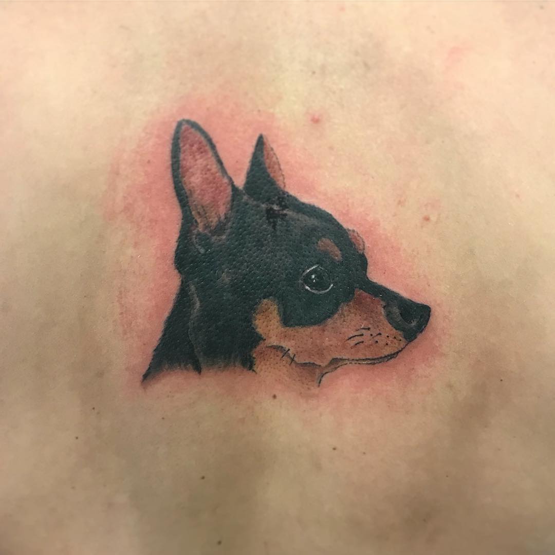 后背黑灰写实狗狗肖像纹身图案
