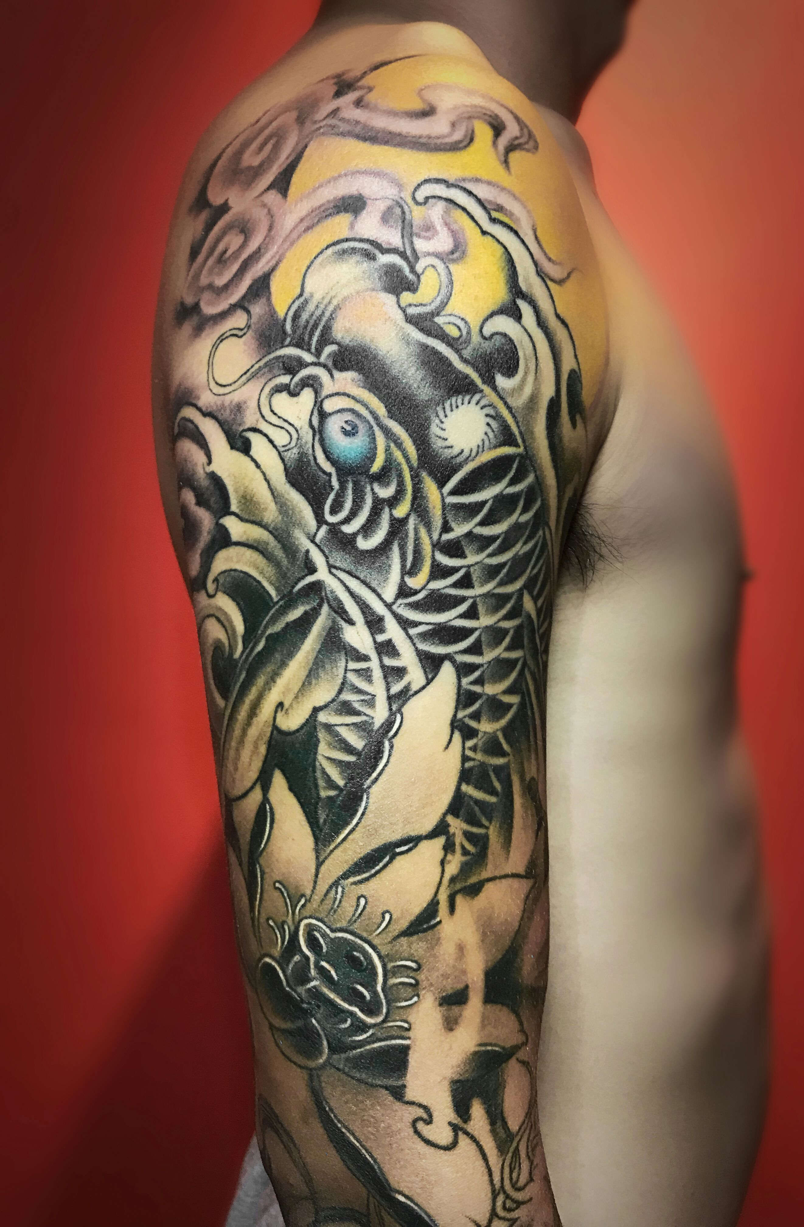大臂传统荷花鲤鱼纹身图案